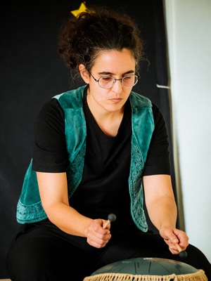 Photo de la conteuse en train de jouer du Tongue Drum